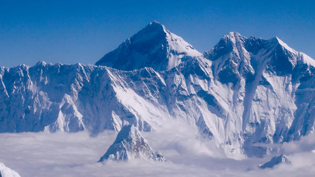 ARCHIV - Aussicht aus einem über Nepal fliegenden Flugzeug auf den Mount Everest (Aufnahme vom 14.09.2015). Foto: EPA/NARENDRA SHRESTHA (zu dpa "Japaner bricht Besteigungsversuch des Everest ab") +++(c) dpa - Bildfunk+++