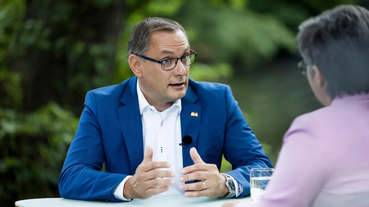 HANDOUT - 06.08.2023, Berlin: Tino Chrupalla, AfD-Bundessprecher, und Moderatorin Shakuntala Banerjee spreichen bei dem dem ZDF-«Sommerinterview» der Sendung «Berlin direkt». Foto: Thomas Kierok/ZDF/dpa - ACHTUNG: Nur zur redaktionellen Verwendung im Zusammenhang mit der Berichterstattung über die Sendung. Das Foto darf nicht verändert und nur im vollen Ausschnitt verwendet werden. Keine Archivierung. Nur mit vollständiger Nennung des vorstehenden Credits +++ dpa-Bildfunk +++