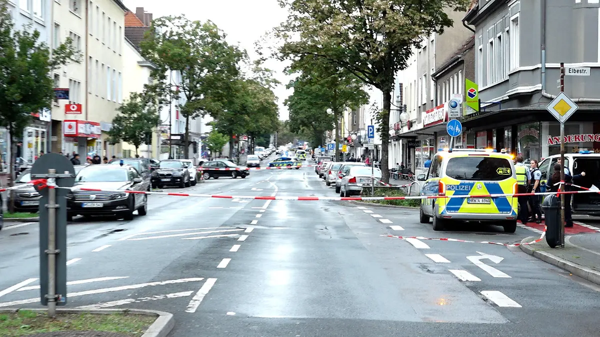 23.09.2023, Nordrhein-Westfalen, Recklinghausen: Einsatzkräfte der Polizei sind im Stadtteil König-Ludwig im Einsatz. Ein 31 Jahre alter Mann ist am Samstag in Recklinghausen erstochen worden. Die Polizei nahm drei verdächtige Männer fest, wie sie mit der Staatsanwaltschaft Bochum in der Nacht zum Sonntag mitteilte. Foto: Marc Gruber/tv7news.de/dpa +++ dpa-Bildfunk +++