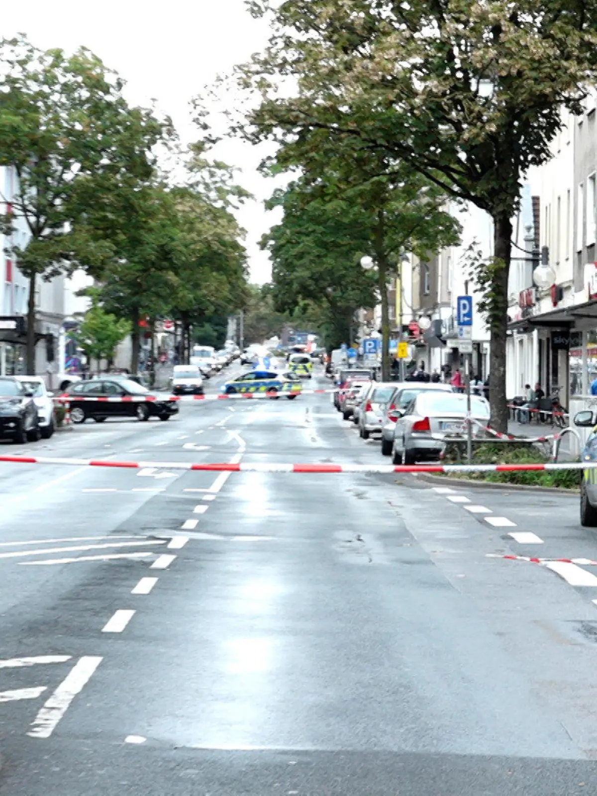 23.09.2023, Nordrhein-Westfalen, Recklinghausen: Einsatzkräfte der Polizei sind im Stadtteil König-Ludwig im Einsatz. Ein 31 Jahre alter Mann ist am Samstag in Recklinghausen erstochen worden. Die Polizei nahm drei verdächtige Männer fest, wie sie mit der Staatsanwaltschaft Bochum in der Nacht zum Sonntag mitteilte. Foto: Marc Gruber/tv7news.de/dpa +++ dpa-Bildfunk +++