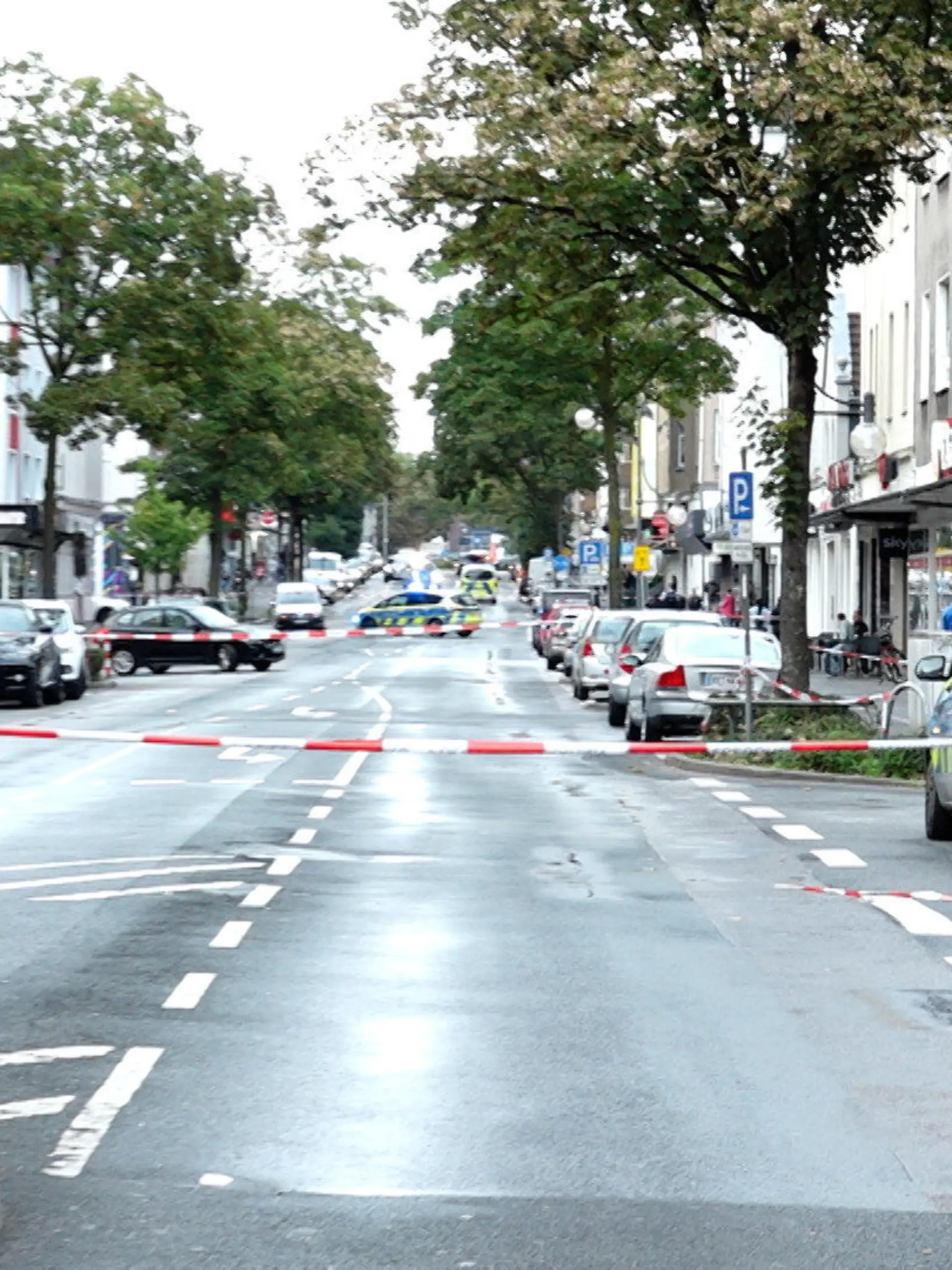 23.09.2023, Nordrhein-Westfalen, Recklinghausen: Einsatzkräfte der Polizei sind im Stadtteil König-Ludwig im Einsatz. Ein 31 Jahre alter Mann ist am Samstag in Recklinghausen erstochen worden. Die Polizei nahm drei verdächtige Männer fest, wie sie mit der Staatsanwaltschaft Bochum in der Nacht zum Sonntag mitteilte. Foto: Marc Gruber/tv7news.de/dpa +++ dpa-Bildfunk +++