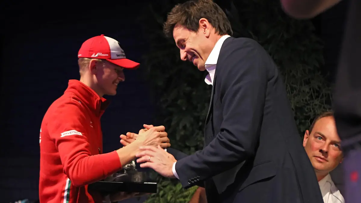 13.10.2018, xxx, Hockenheim, Hockenheimring, DTM Finale, Samstag, Saison 2018, vl.: Mick Schumacher, Prema Powerteam, Formel-3-Meister, European Formula 3 Championship, Handschlag mit Toto Wolff, Mercedes Benz Motorsportchef, *** 13 10 2018 xxx Hockenheimring DTM Final Saturday Season 2018 from left to right Mick Schumacher Prema Powerteam Formula 3 Champion European Formula 3 Championship Handshake with Toto Wolff Mercedes Benz Motorsport Director  