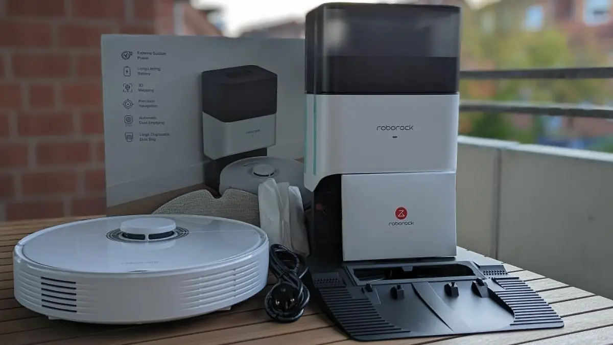 Lieferumfang: Roborock Q7 Max, Saugstation, Quick-Start-Guide, Ersatzbeutel und Mopp