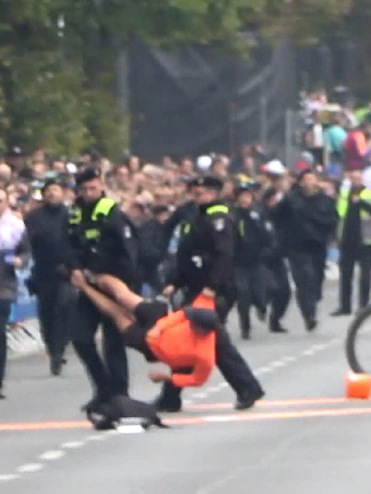 Störversuch vereitelt! Wenige Minuten vor dem Start des Berlin-Marathons versuchen mehrere Aktivisten, sich auf der Strecke festzukleben - doch ohne Erfolg. Die Polizei ist sofort zur Stelle und schleift die Klimakleber aus dem Weg.
Der Marathon konnte somit wie geplant starten, als einziges Zeichen des Protests blieben mehrere orange Farbkleckse auf der Straße zurück. Laut der Polizei habe es sich um acht Aktivisten der letzten Generation gehandelt, die die Marathon-Strecke gestürmt hatten. Die Polizei ist mit mehr als 1.000 Einsatzkräften vor Ort im Einsatz.