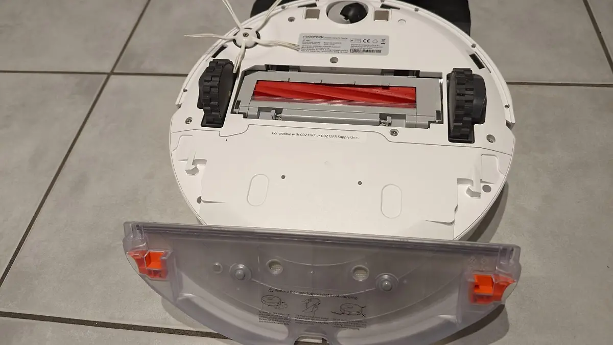Unterseite des Roborock Q7 Max+: Vorn wird die Vorrichtung für den Wischmopp befestigt. Der Mopp ist per Klettverschluss befestigt.