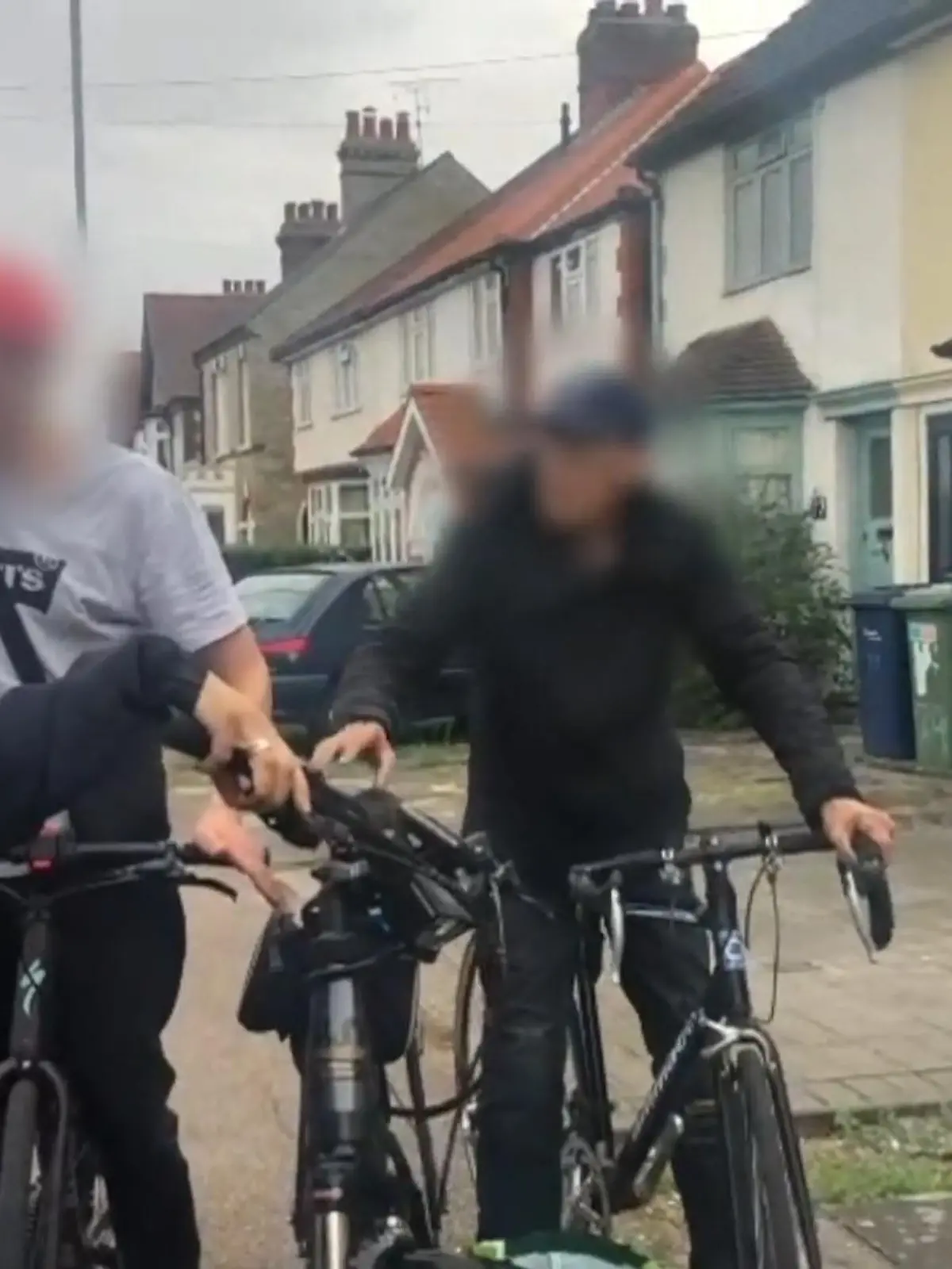 Immer mehr Fahrräder werden in Deutschland gestohlen! Doch aktuell kann die Polizei gerade einmal vier von 100 Fahrraddiebstählen aufklären. Im Alleingang hat Omar neben seinem eigentlichen Job schon 500 Fahrraddiebe gestellt. Jetzt verrät der Experte seine Tricks und zeigt, wie wir uns alle nie wieder Sorgen, um unser Rad machen müssen.