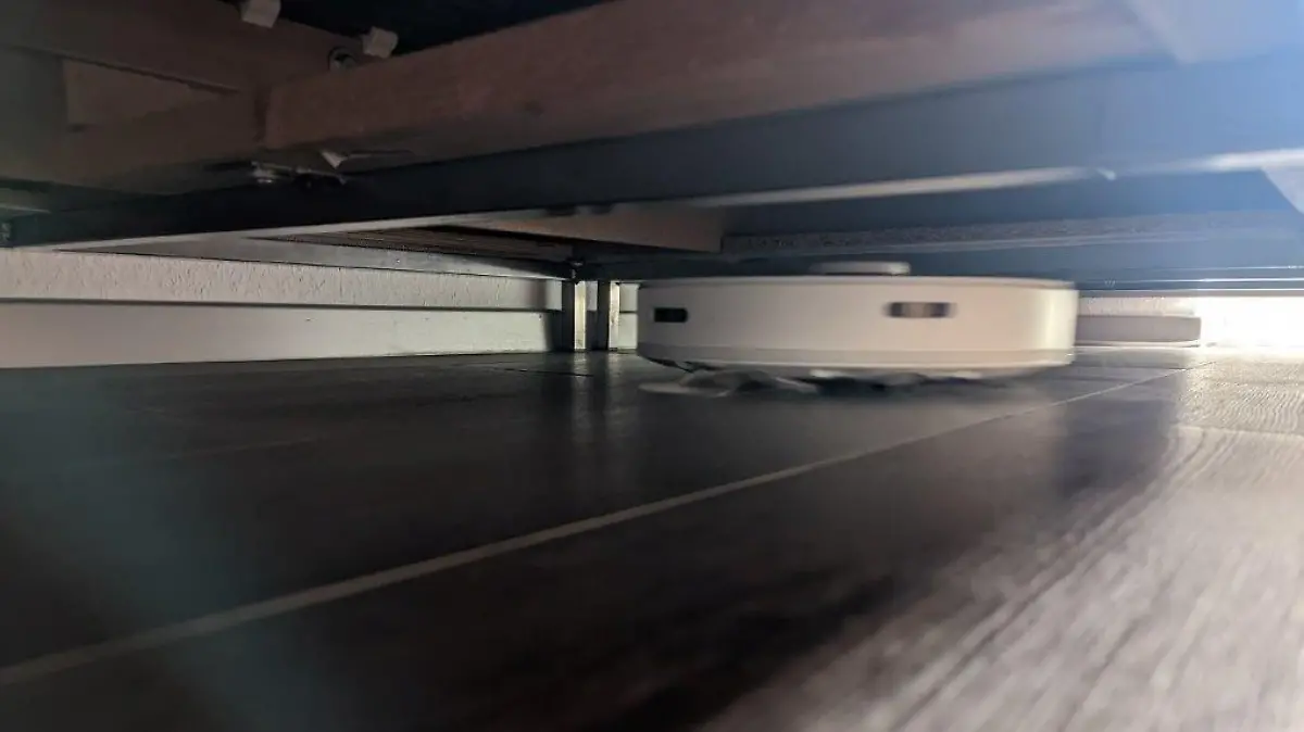 Mit seinen knapp zehn Zentimetern kommt Roborock problemlos auch zu den Sofaecken, die mit dem Staubsauger nur schwer zu erreichen sind.
