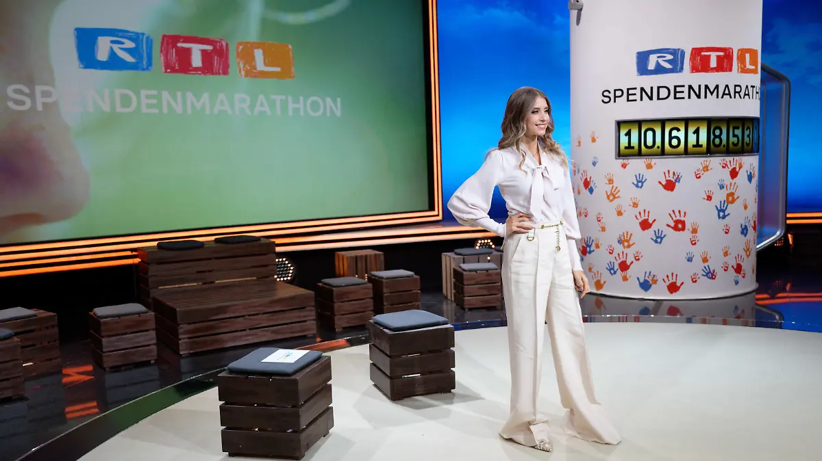 Die Moderatorin Cathy Hummels steht im Studio des RTL Spendenmarathons.