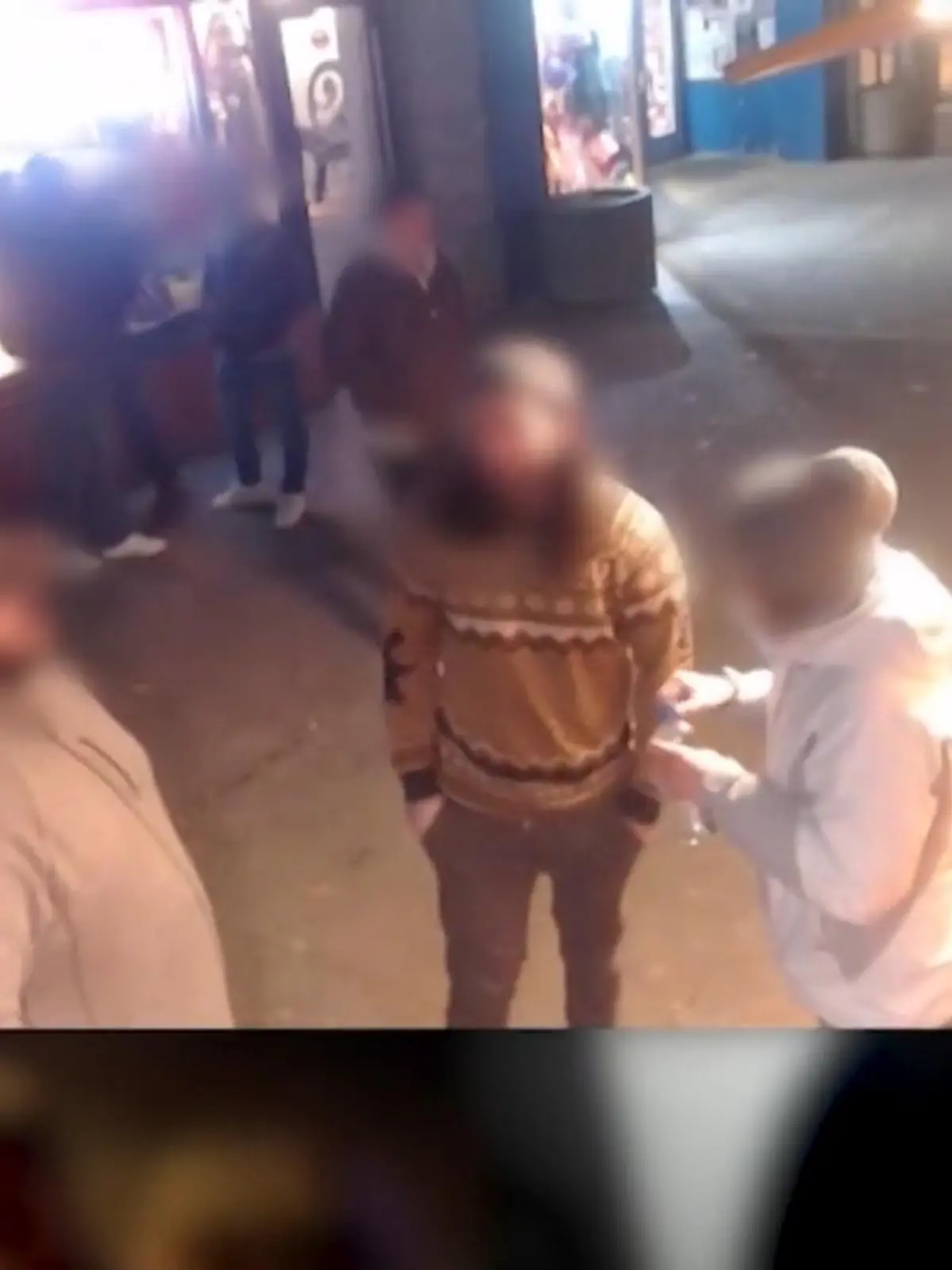 Vier Studenten sterben auf brutale Weise, ihre Leichen werden am Sonntag nahe der Universität von Idaho (USA) entdeckt. Die Polizei geht davon aus, dass sie gezielt getötet wurden. Ein jetzt aufgetauchtes Video zeigt einen unbekannten Mann, der sich in der Nähe von zwei der getöteten Studenten aufhält – wenige Stunden vor ihrem Tod.