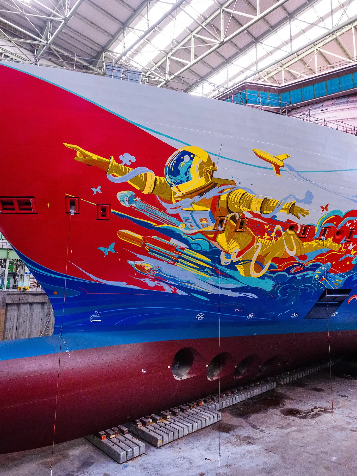 ARCHIV - 23.08.2022, Mecklenburg-Vorpommern, Wismar: Das im Bau befindlichen Kreuzfahrtschiff «Global Dream» (auch als «Global One» bekannt) liegt im Baudock der ansonsten leeren Schiffbauhalle der ehemaligen MV-Werft. (zu dpa «Disney kauft Kreuzfahrtschiff «Global Dream» der MV Werften») Foto: Jens Büttner/dpa +++ dpa-Bildfunk +++