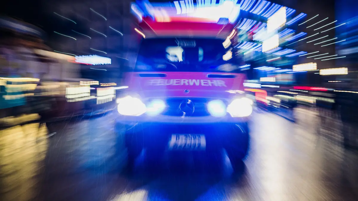 Ein Krankenwagen der Feuerwehr ist am 20.10.2015 in Berlin bei einem Einsatz auf dem Alexanderplatz unterwegs. Foto: Paul Zinken/dpa (zu dpa "Wartezeiten bei Notrufen immer länger - Schnelle Änderung gefordert" vom 21.10.2015) +++(c) dpa - Bildfunk+++