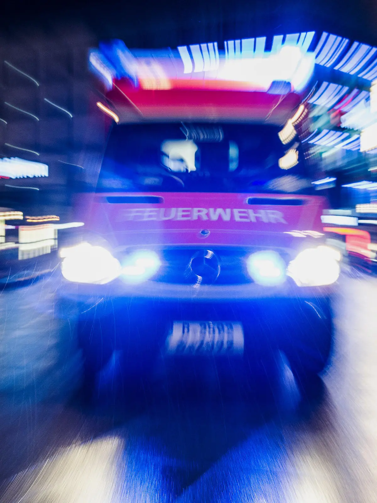Ein Krankenwagen der Feuerwehr ist am 20.10.2015 in Berlin bei einem Einsatz auf dem Alexanderplatz unterwegs. Foto: Paul Zinken/dpa (zu dpa "Wartezeiten bei Notrufen immer länger - Schnelle Änderung gefordert" vom 21.10.2015) +++(c) dpa - Bildfunk+++