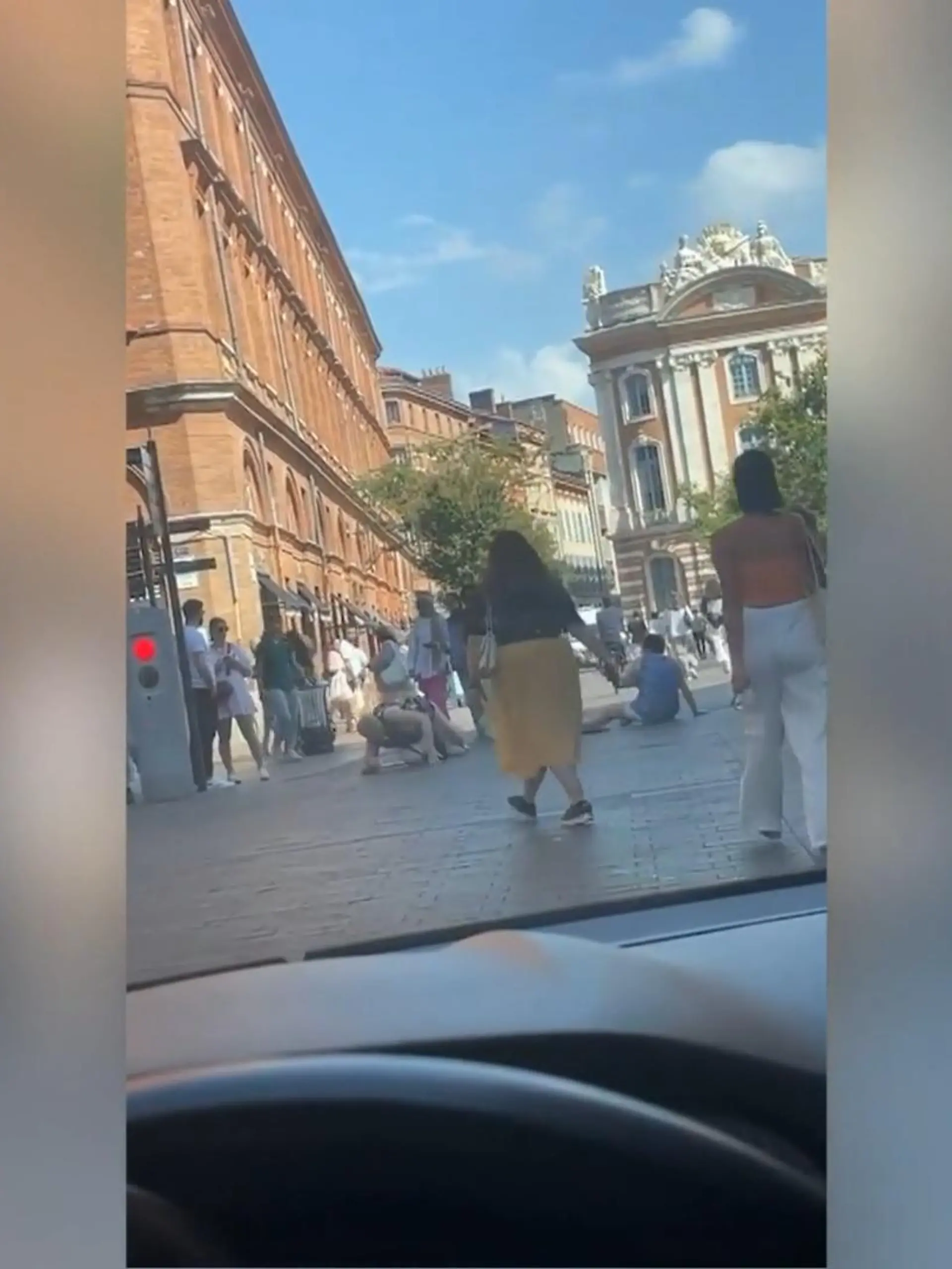 Eine gemütliche Pause endet mehr als unsanft. Im französischen Toulouse wird diesen zwei Passanten ihre Sitzmöglichkeit regelrecht unter den Füßen weggezogen.