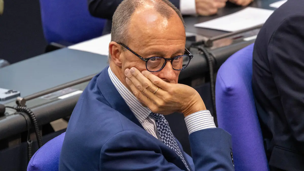  Abstimmung Bürgergeld-Gesetz im Bundestag Berlin, Deutschland - 10. November 2022: Friedrich Merz CDU während der Debatte um das Bürgergeld-Gesetz im Bundestag mit anschließender Abstimmung. Das Bürgergeld soll ab Januar Hartz IV ablösen, Die CDU in der Opposition hat jedoch eine eventuelle Blockade im Bundesrat angekündigt. Berlin