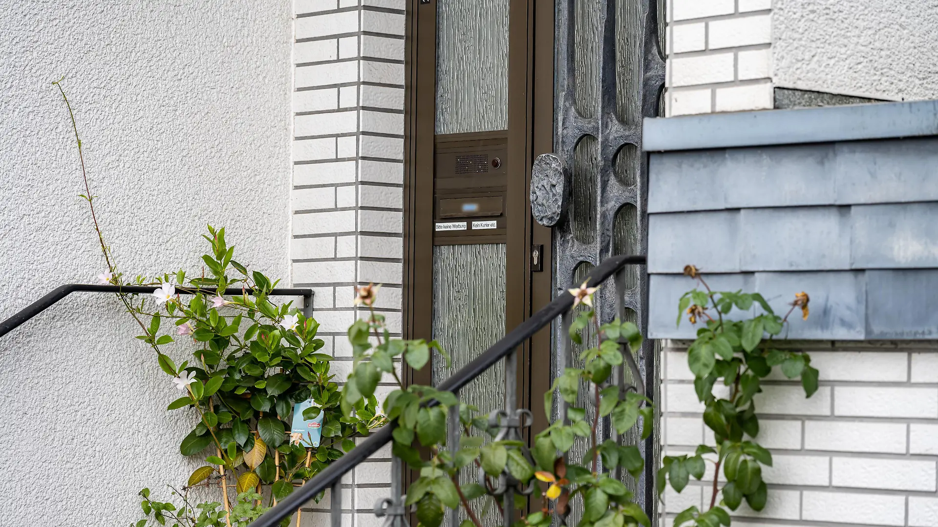 07.11.2022, Nordrhein-Westfalen, Attendorn: Blick auf das Haus im sauerländischen Attendorn, in dem ein achtjähriges Mädchen fast sein gesamtes Leben lang festgehalten worden sein soll. Gegen die Mutter des Kindes und die Großeltern ermittelt die Staatsanwaltschaft in Siegen wegen Freiheitsberaubung und Misshandlung von Schutzbefohlenen. Foto: Markus Klümper/dpa +++ dpa-Bildfunk +++