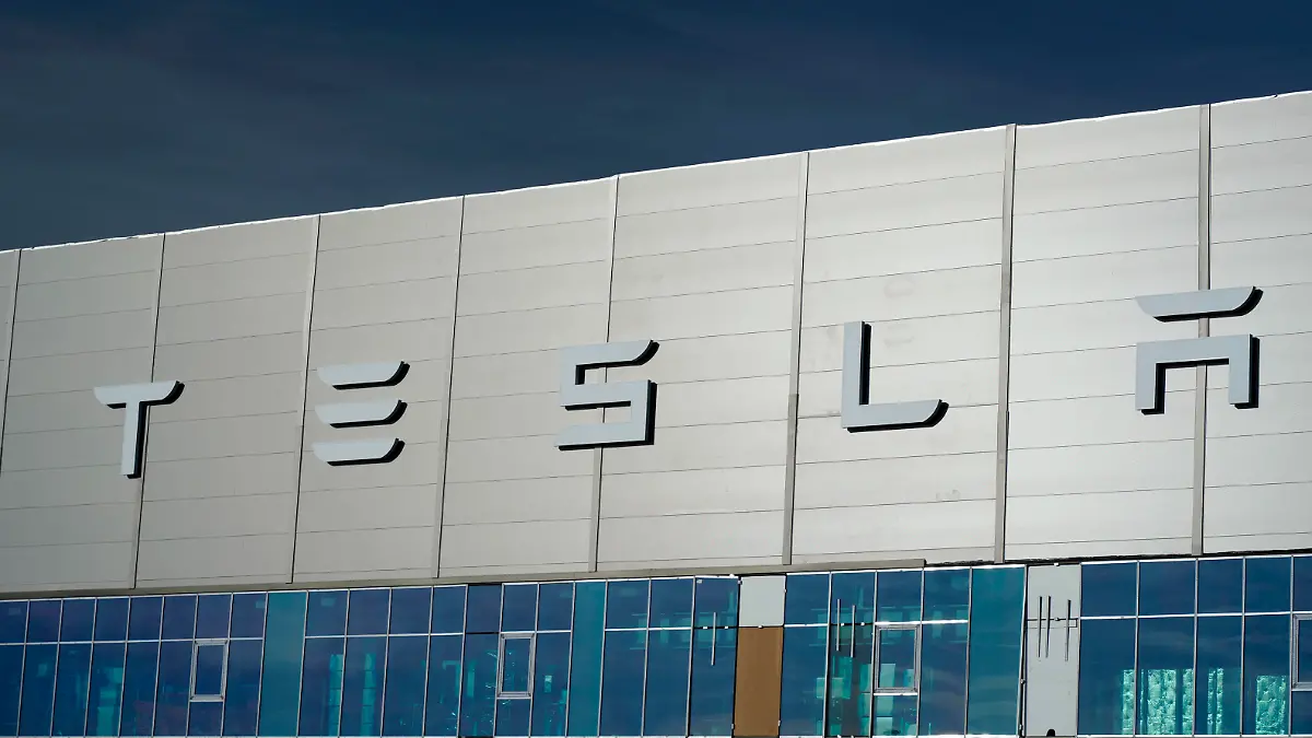 Nach Verzögerung wegen umweltrechtlicher Genehmigungsverfahren ist die Auto-Produktion von Tesla in der Gigafactory 4 jetzt mit voller Betriebsgenehmigung gestartet. Laut jüngsten Produktionszahlen verlassen inzwischen pro Woche 2.000 Autos das Werk. Obwohl ursprünglich für 2022 eine Wochenproduktion von 5.000 Fahrzeugen geplant war, sind die derzeitigen Produktionszahlen als gut einzuschätzen, da jedes hierzulande gebaute Auto den Druck vermindert, mit Tesla-Modellen aus China oder den USA die Bedürfnisse des europäischen Marktes zu decken. Auch für den Bau der Batteriefabrik sind sämtliche Genehmigungen erteilt. Die US-Zeitung Wall Street Journal hatte vor kurzem unter Berufung auf Insider berichtet, Elon Musks Unternehmen habe das Bauvorhaben ausgesetzt, um mögliche steuerliche Vorteile bei der Wahl eines alternativen Standorts in den USA zu prüfen. Entgegen diesen Berichten, plant Tesla nach Angaben der brandenburgischen Landesregierung weiterhin die Fertigstellung der Batteriefabrik in Brandenburg. Grünheide, 03.11.2022