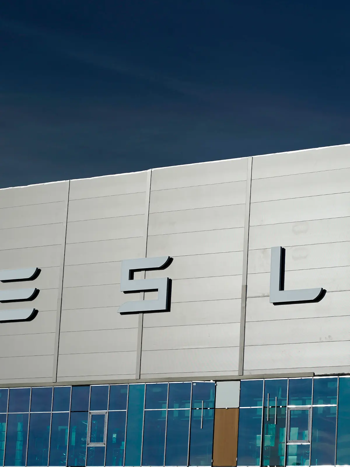 Nach Verzögerung wegen umweltrechtlicher Genehmigungsverfahren ist die Auto-Produktion von Tesla in der Gigafactory 4 jetzt mit voller Betriebsgenehmigung gestartet. Laut jüngsten Produktionszahlen verlassen inzwischen pro Woche 2.000 Autos das Werk. Obwohl ursprünglich für 2022 eine Wochenproduktion von 5.000 Fahrzeugen geplant war, sind die derzeitigen Produktionszahlen als gut einzuschätzen, da jedes hierzulande gebaute Auto den Druck vermindert, mit Tesla-Modellen aus China oder den USA die Bedürfnisse des europäischen Marktes zu decken. Auch für den Bau der Batteriefabrik sind sämtliche Genehmigungen erteilt. Die US-Zeitung Wall Street Journal hatte vor kurzem unter Berufung auf Insider berichtet, Elon Musks Unternehmen habe das Bauvorhaben ausgesetzt, um mögliche steuerliche Vorteile bei der Wahl eines alternativen Standorts in den USA zu prüfen. Entgegen diesen Berichten, plant Tesla nach Angaben der brandenburgischen Landesregierung weiterhin die Fertigstellung der Batteriefabrik in Brandenburg. Grünheide, 03.11.2022
