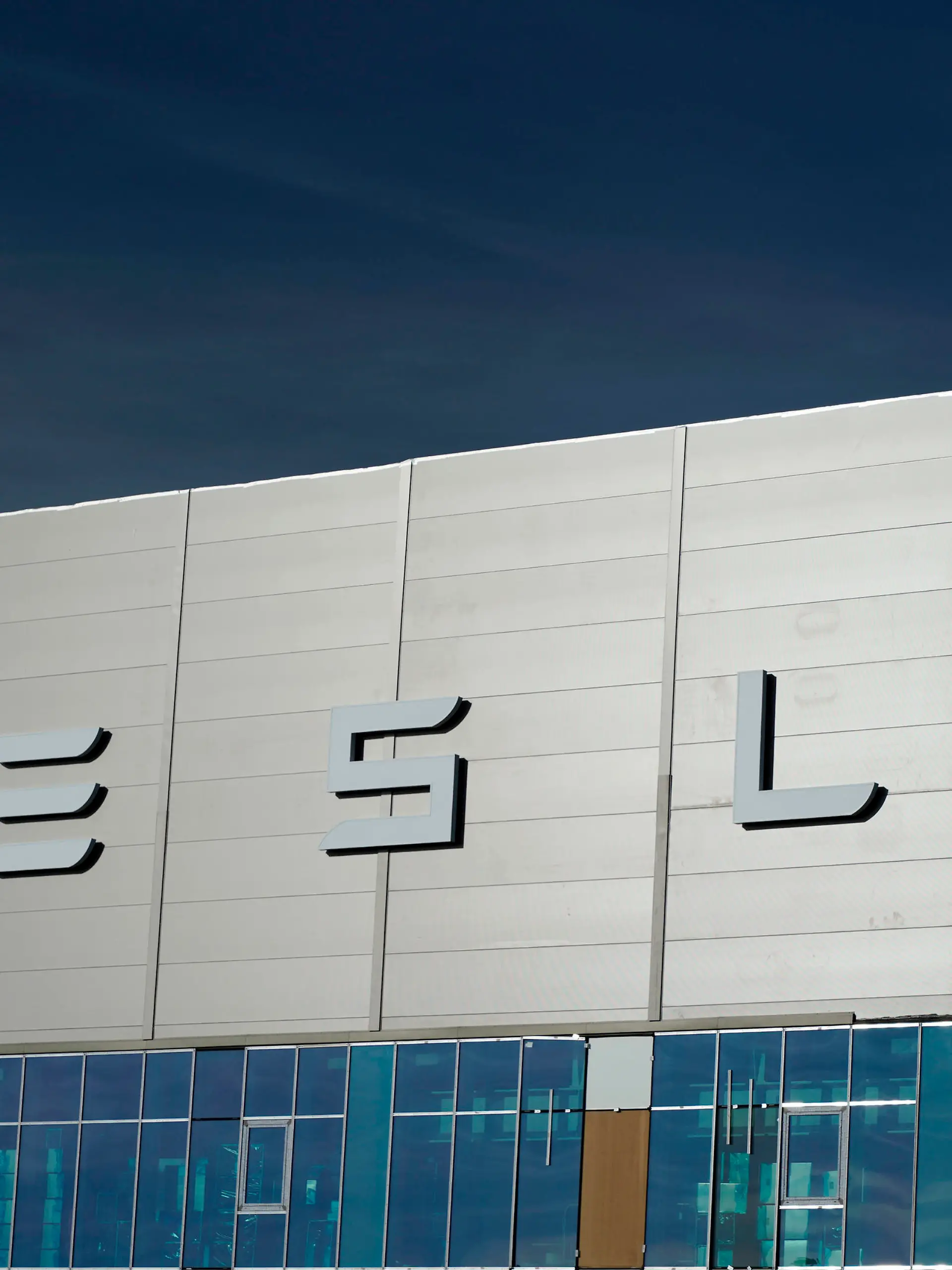 Nach Verzögerung wegen umweltrechtlicher Genehmigungsverfahren ist die Auto-Produktion von Tesla in der Gigafactory 4 jetzt mit voller Betriebsgenehmigung gestartet. Laut jüngsten Produktionszahlen verlassen inzwischen pro Woche 2.000 Autos das Werk. Obwohl ursprünglich für 2022 eine Wochenproduktion von 5.000 Fahrzeugen geplant war, sind die derzeitigen Produktionszahlen als gut einzuschätzen, da jedes hierzulande gebaute Auto den Druck vermindert, mit Tesla-Modellen aus China oder den USA die Bedürfnisse des europäischen Marktes zu decken. Auch für den Bau der Batteriefabrik sind sämtliche Genehmigungen erteilt. Die US-Zeitung Wall Street Journal hatte vor kurzem unter Berufung auf Insider berichtet, Elon Musks Unternehmen habe das Bauvorhaben ausgesetzt, um mögliche steuerliche Vorteile bei der Wahl eines alternativen Standorts in den USA zu prüfen. Entgegen diesen Berichten, plant Tesla nach Angaben der brandenburgischen Landesregierung weiterhin die Fertigstellung der Batteriefabrik in Brandenburg. Grünheide, 03.11.2022