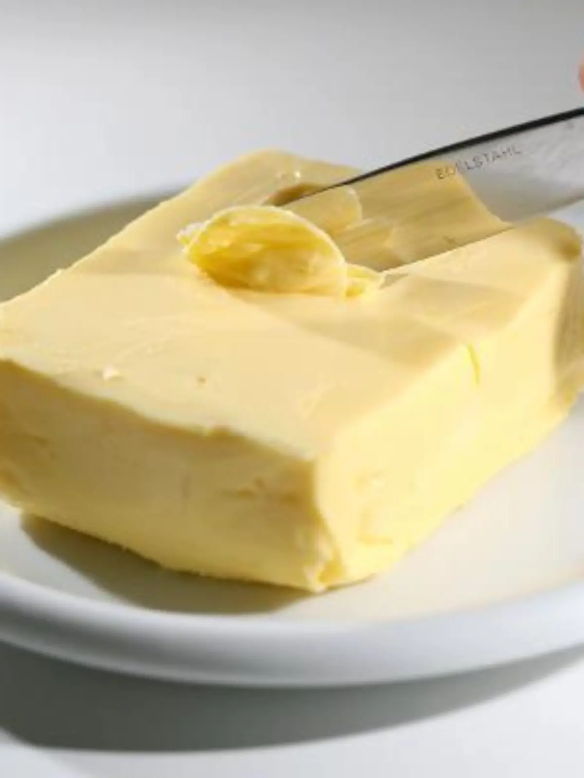 Mit einem Messer wird Butter abgestrichen, aufgenommen am 09.07.2008 in Düsseldorf. Foto: David Ebener dpa/lnw +++(c) dpa - Report+++