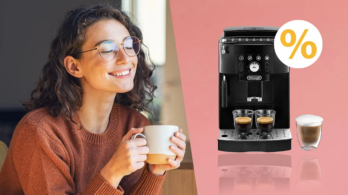 Eine brünette Frau auf der linken Seite die einen Kaffee trinkt und der De'Longhi Magnifica S Smart ECAM 230.13.B auf der rechten Seite hinter rosa Hintergrund.
