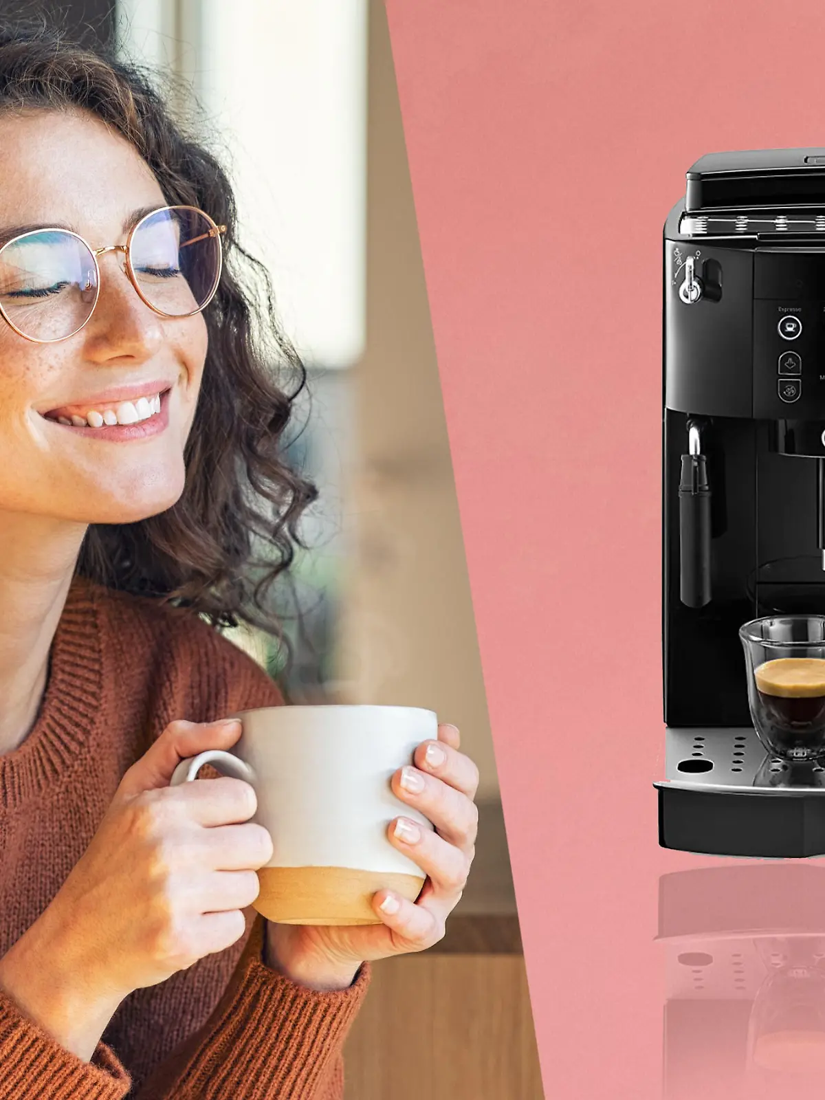 Eine brünette Frau auf der linken Seite die einen Kaffee trinkt und der De'Longhi Magnifica S Smart ECAM 230.13.B auf der rechten Seite hinter rosa Hintergrund.