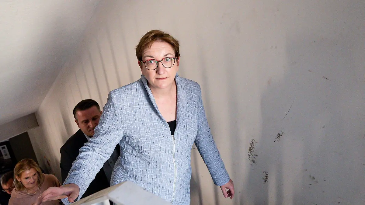 17.10.2022, Berlin: Klara Geywitz (SPD), Bundesministerin für Bau und Wohnen, besucht ein Projekt für «seriellen und modularen Wohnungsbau" in Berlin-Neukölln. Foto: Fabian Sommer/dpa +++ dpa-Bildfunk +++