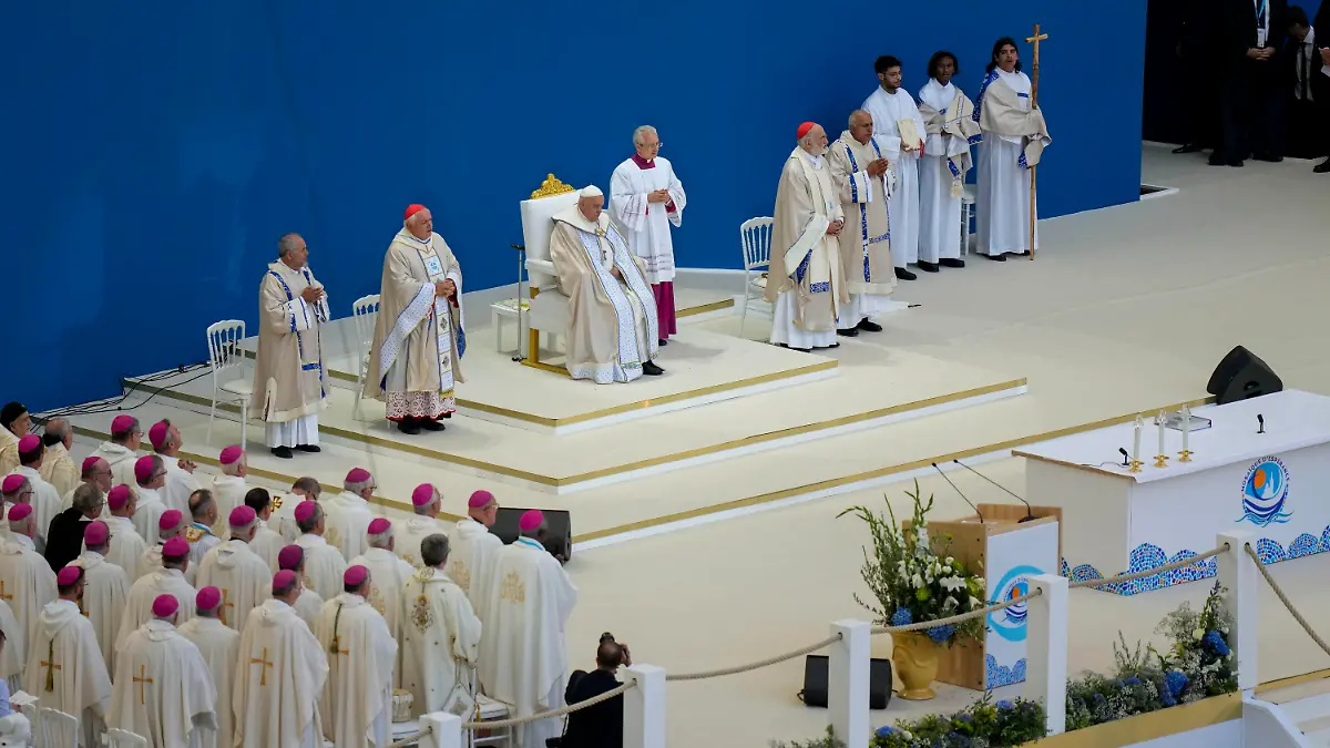23.09.2023, Frankreich, Marseille: Papst Franziskus zelebriert eine Messe im Velodrome-Stadion. Papst Franziskus hat mit Blick auf die Migration von Afrika über das Mittelmeer nach Europa vor Abschottung und Panikmache gewarnt. Foto: Pavel Golovkin/AP/dpa +++ dpa-Bildfunk +++