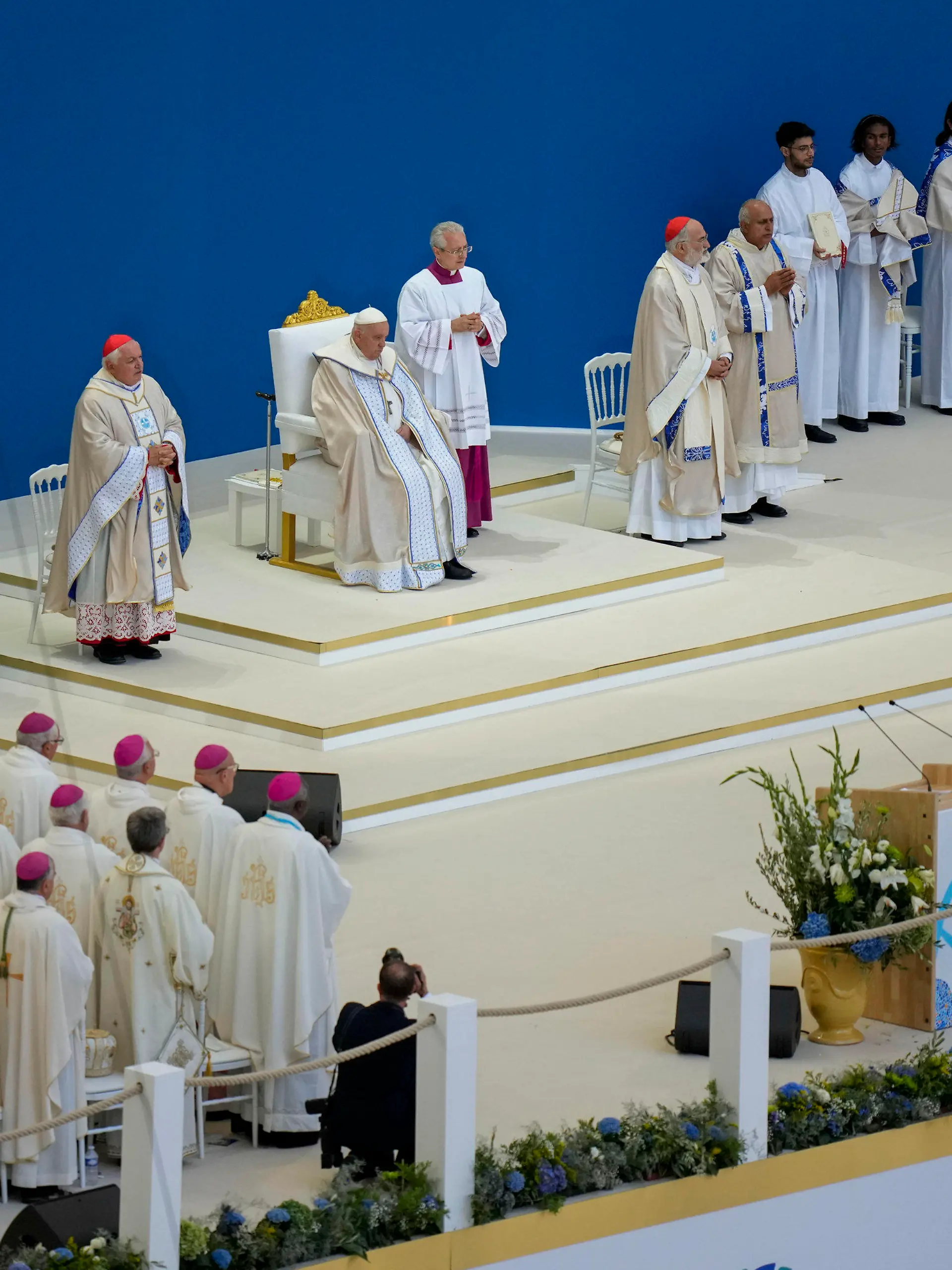 23.09.2023, Frankreich, Marseille: Papst Franziskus zelebriert eine Messe im Velodrome-Stadion. Papst Franziskus hat mit Blick auf die Migration von Afrika über das Mittelmeer nach Europa vor Abschottung und Panikmache gewarnt. Foto: Pavel Golovkin/AP/dpa +++ dpa-Bildfunk +++