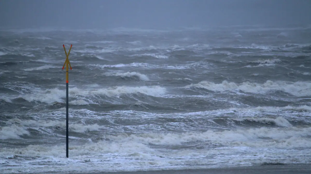 01.12.2021, Niedersachsen, Norderney: Vom Sturm aufgepeitschte Wellen treffen auf den Nordstrand der Insel Norderney. Sturmtief Daniel bringt am Mittwoch ungemütliches Wetter in den Norden. Der Seewetterdienst Hamburg gab für die Küstengebiete eine Sturmwarnung heraus. Für den Abend besteht laut Meteorologen eine Unwettergefahr durch orkanartige Böen. (zu dpa: "Wetterdienst warnt vor orkanartigen Böen an der Nordseeküste") Foto: Volker Bartels/dpa +++ dpa-Bildfunk +++
