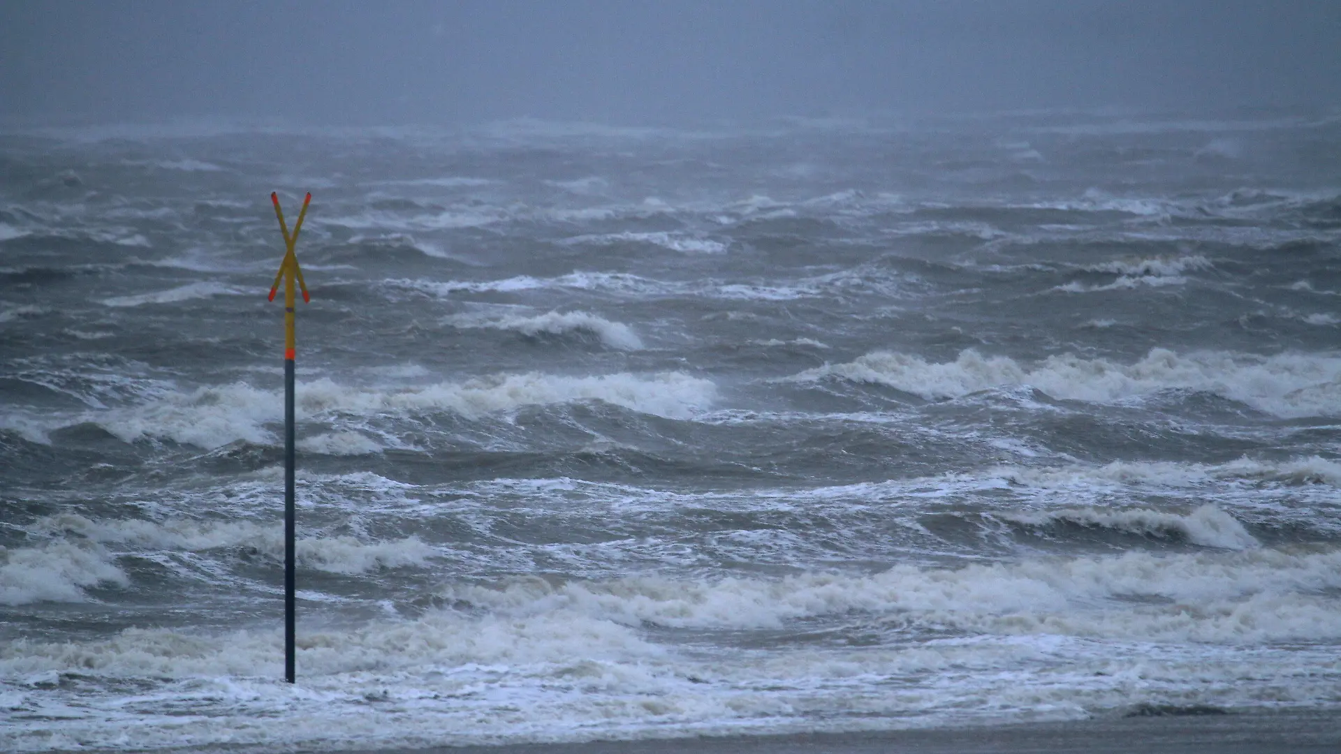 01.12.2021, Niedersachsen, Norderney: Vom Sturm aufgepeitschte Wellen treffen auf den Nordstrand der Insel Norderney. Sturmtief Daniel bringt am Mittwoch ungemütliches Wetter in den Norden. Der Seewetterdienst Hamburg gab für die Küstengebiete eine Sturmwarnung heraus. Für den Abend besteht laut Meteorologen eine Unwettergefahr durch orkanartige Böen. (zu dpa: "Wetterdienst warnt vor orkanartigen Böen an der Nordseeküste") Foto: Volker Bartels/dpa +++ dpa-Bildfunk +++