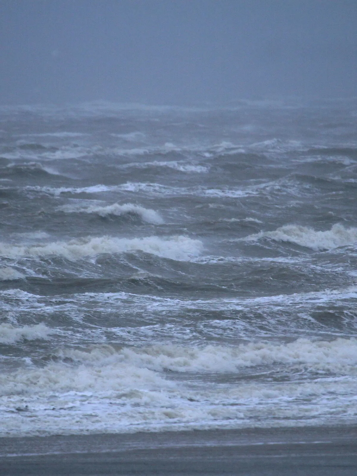 01.12.2021, Niedersachsen, Norderney: Vom Sturm aufgepeitschte Wellen treffen auf den Nordstrand der Insel Norderney. Sturmtief Daniel bringt am Mittwoch ungemütliches Wetter in den Norden. Der Seewetterdienst Hamburg gab für die Küstengebiete eine Sturmwarnung heraus. Für den Abend besteht laut Meteorologen eine Unwettergefahr durch orkanartige Böen. (zu dpa: "Wetterdienst warnt vor orkanartigen Böen an der Nordseeküste") Foto: Volker Bartels/dpa +++ dpa-Bildfunk +++