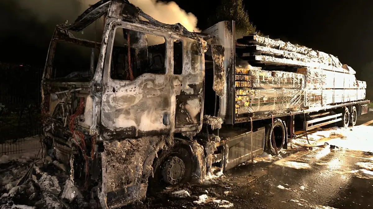 Lkw in Bönen ausgebrannt