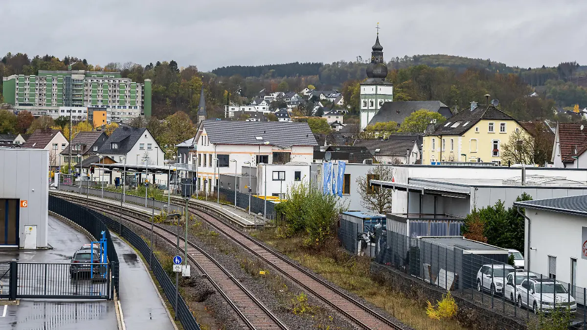07.11.2022, Nordrhein-Westfalen, Attendorn: Bahngleise führen durch die Stadt. Ein acht Jahre altes Mädchen soll nahezu sein gesamtes Leben lang in einem Haus im Sauerland festgehalten worden sein. Die Staatsanwaltschaft in Siegen ermittelt gegen die Mutter des Kindes und die Großeltern, wie ein Sprecher sagte. Man gehe davon aus, dass das Mädchen knapp sieben Jahre in dem Haus der Großeltern im Ort Attendorn gelebt habe - ohne es verlassen zu dürfen. Foto: Markus Klümper/dpa +++ dpa-Bildfunk +++