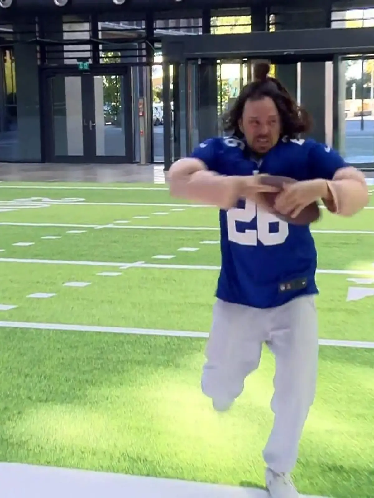 Dieser Touchdown waren nur kleine Schritte für NFL-Experten Markus Kuhn, aber ein große für RTL: Der erste Touchdown auf dem Gelände des TV-Senders ist erfolgt - doch einen Moment: Das war doch gar nicht Markus Kuhn, sondern ein Hochstapler. Mehr dazu im Video.