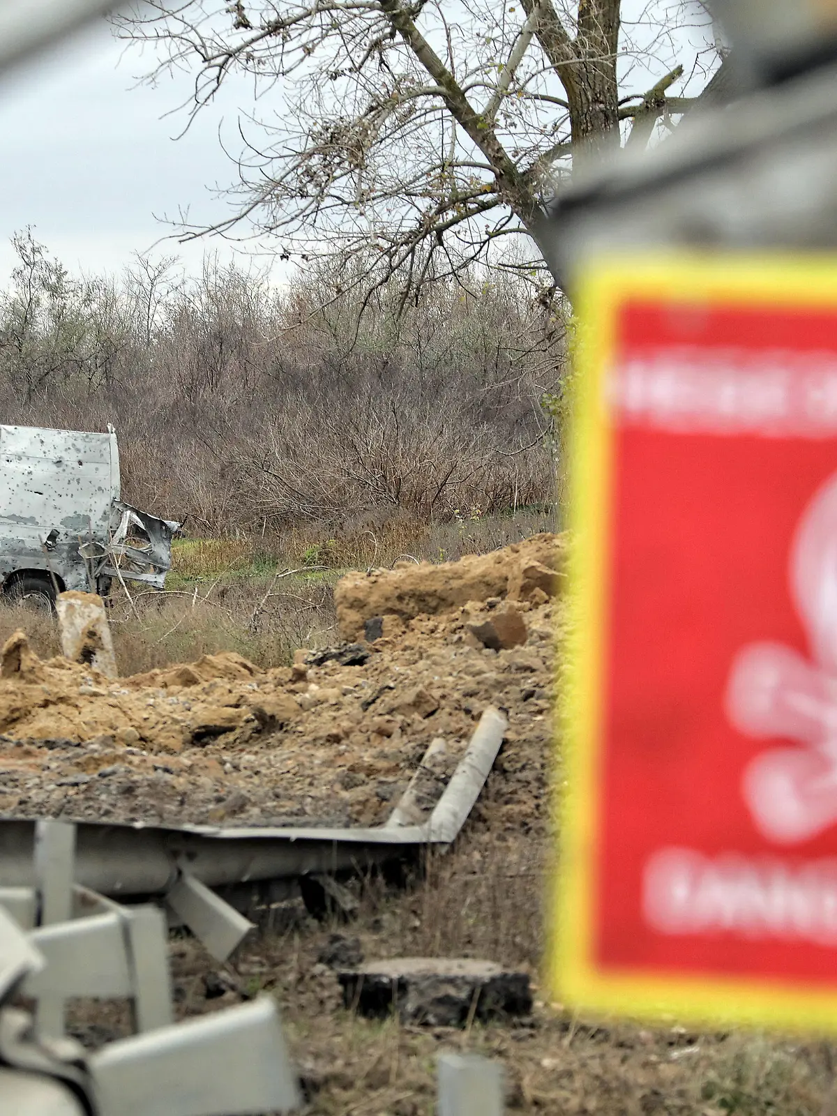 Ukraine-Konflikt, Minenräumer in Region Cherson KHERSON REGION, UKRAINE - NOVEMBER 16, 2022 - A van destroyed by Russian troops is pictured on the roadside during a mine clearance effort in the part of Kherson Region liberated from Russian invaders, southern Ukraine. Mine clearance in Kherson Region PUBLICATIONxNOTxINxRUS Copyright: xNinaxLiashonokx