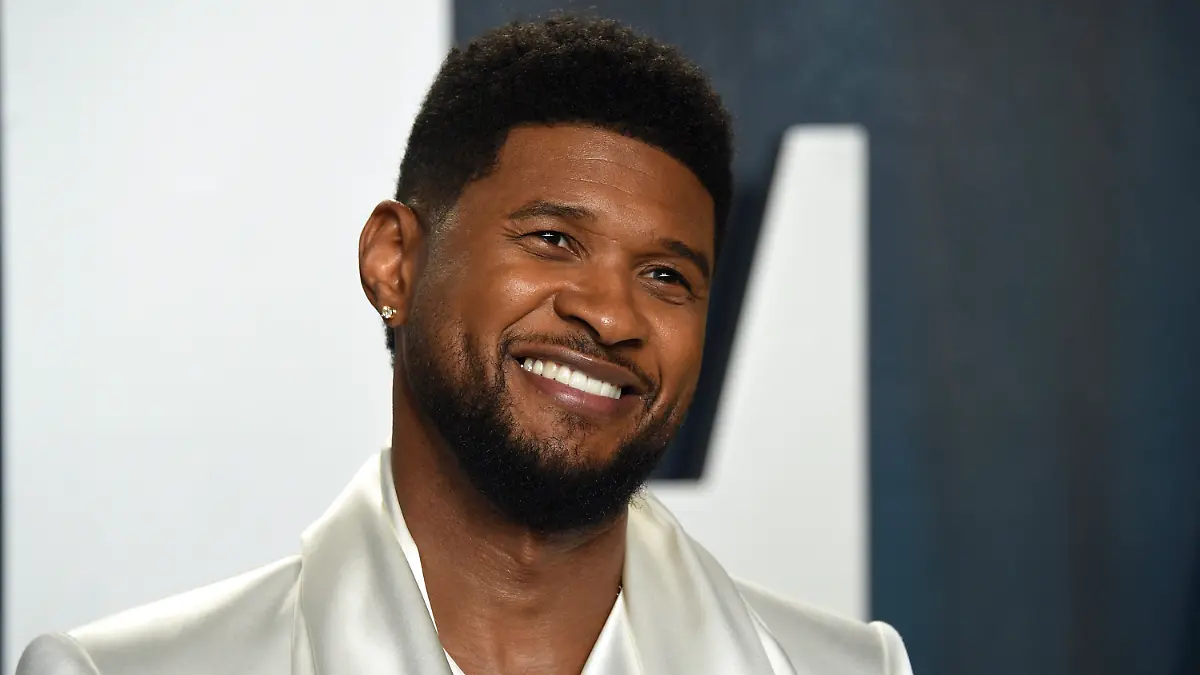 ARCHIV - 10.02.2020, USA, Beverly Hills: Usher, Musiker aus den USA, lächelt auf der Vanity Fair Oscar Party. Der US-Musiker Usher (44) soll in der Halbzeitshow des nächsten Super Bowl 2024 auftreten. Das teilte die National Football League (NFL) am Sonntag mit. Foto: Evan Agostini/Invision via AP/dpa +++ dpa-Bildfunk +++