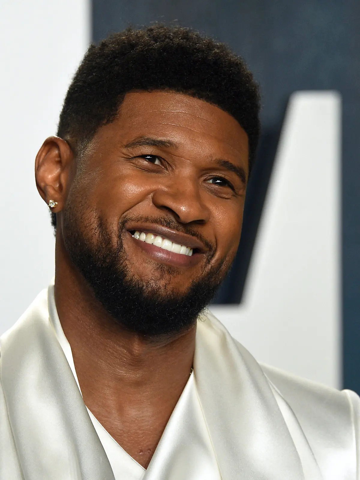 ARCHIV - 10.02.2020, USA, Beverly Hills: Usher, Musiker aus den USA, lächelt auf der Vanity Fair Oscar Party. Der US-Musiker Usher (44) soll in der Halbzeitshow des nächsten Super Bowl 2024 auftreten. Das teilte die National Football League (NFL) am Sonntag mit. Foto: Evan Agostini/Invision via AP/dpa +++ dpa-Bildfunk +++
