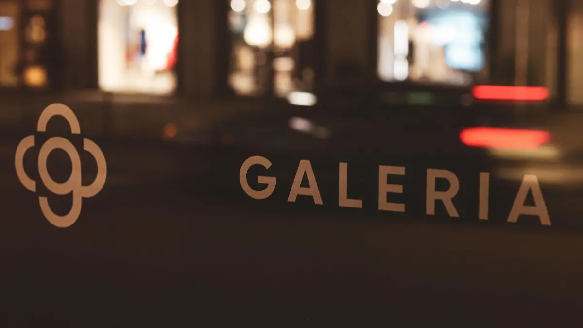 Galeria Karstadt Kaufhof insolvent Logo und Schriftzug an der Galerie Kaufhof Filiale in Düsseldorf. Karstadt Kaufhof die Insolvenz im Schutzschirmverfahren beantragt. * Logo and lettering on the Galerie Kaufhof store in Duesseldorf. Karstadt Kaufhof filed for insolvency under protective shield proceedings. Düsseldorf Nordrhein-Westfalen Germany Copyright: xPieroxNigrox