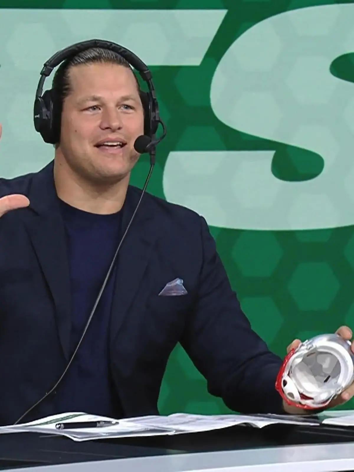 Kein Wunder, dass dieser Mann unter den Hünen der NFL locker mithalten konnte: RTL-Football-Experte Markus Kuhn zeigt in der Pause des Spiels der New England Patriots gegen die New York Jets, warum ein Football für ihn wesentlich leichter zu fangen ist als für den Otto-Normalverbraucher.