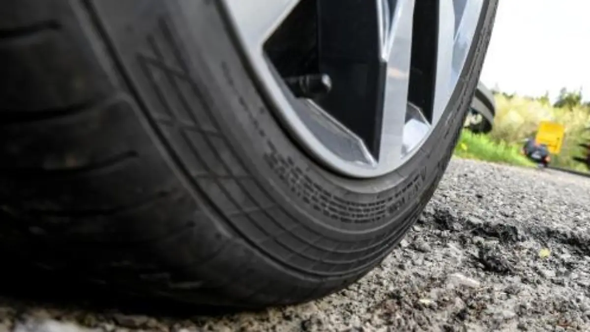 Ein Autoreifen steht in einem Schlagloch