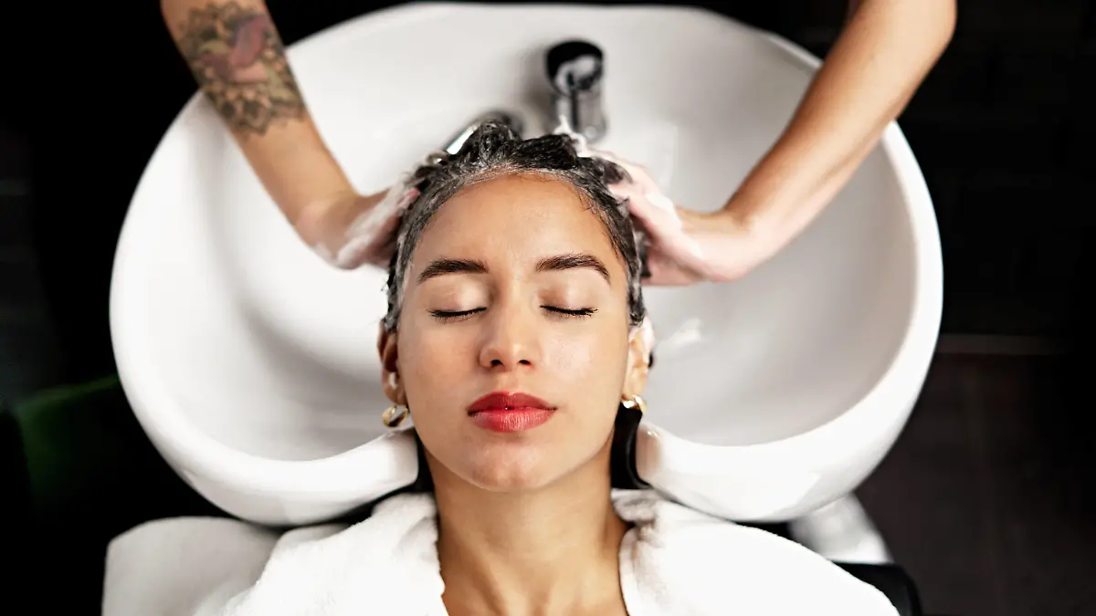Hairstylist Washing Hair Of Female Customer Valencia, Valencian Community, Spain CR_VFKDPR220707-1007427-01 ,model released, Symbolfoto ,property released