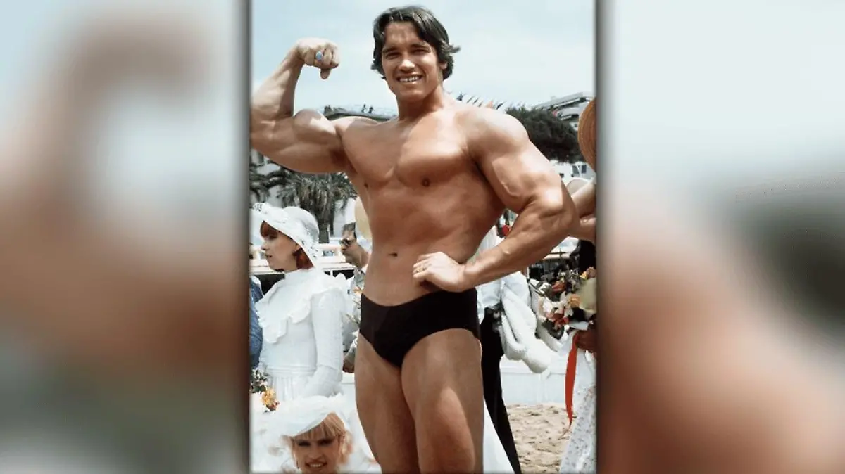 Arnold Schwarzenegger posiert 1977 für ein Foto.