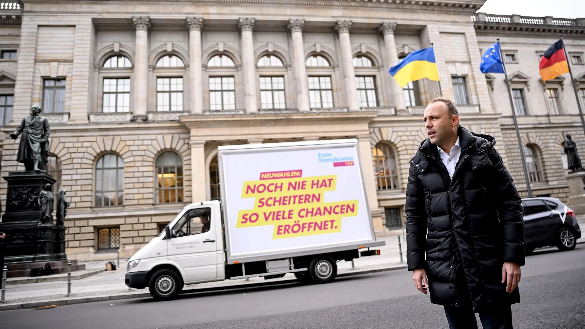 17.11.2022, Berlin: Sebastian Czaja, Vorsitzender der FDP-Fraktion im Berliner Abgeordnetenhaus, steht vor einem Plakat mit der Aufschrift «Noch nie hat Scheitern so viele Chancen eröffnet» vor dem Abgeordnetenhaus. Nach einem Urteil des Berliner Verfassungsgerichtes, müssen die Wahlen zum Abgeordnetenhaus wiederholt werden. Die Abstimmung vom September 2021 ist für ungültig erklärt worden. Foto: Britta Pedersen/dpa +++ dpa-Bildfunk +++