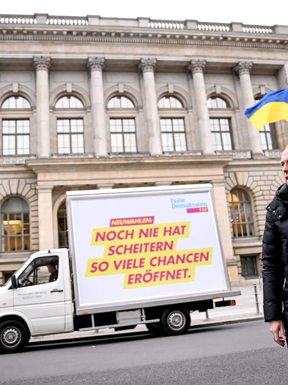 17.11.2022, Berlin: Sebastian Czaja, Vorsitzender der FDP-Fraktion im Berliner Abgeordnetenhaus, steht vor einem Plakat mit der Aufschrift «Noch nie hat Scheitern so viele Chancen eröffnet» vor dem Abgeordnetenhaus. Nach einem Urteil des Berliner Verfassungsgerichtes, müssen die Wahlen zum Abgeordnetenhaus wiederholt werden. Die Abstimmung vom September 2021 ist für ungültig erklärt worden. Foto: Britta Pedersen/dpa +++ dpa-Bildfunk +++