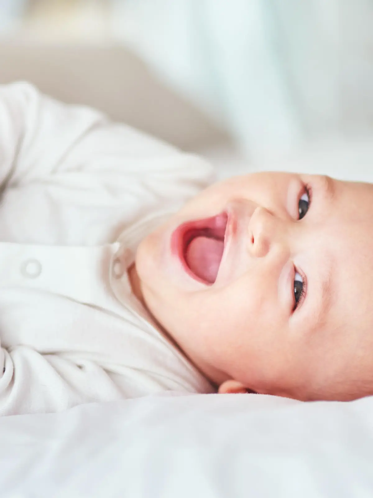 Baby lacht