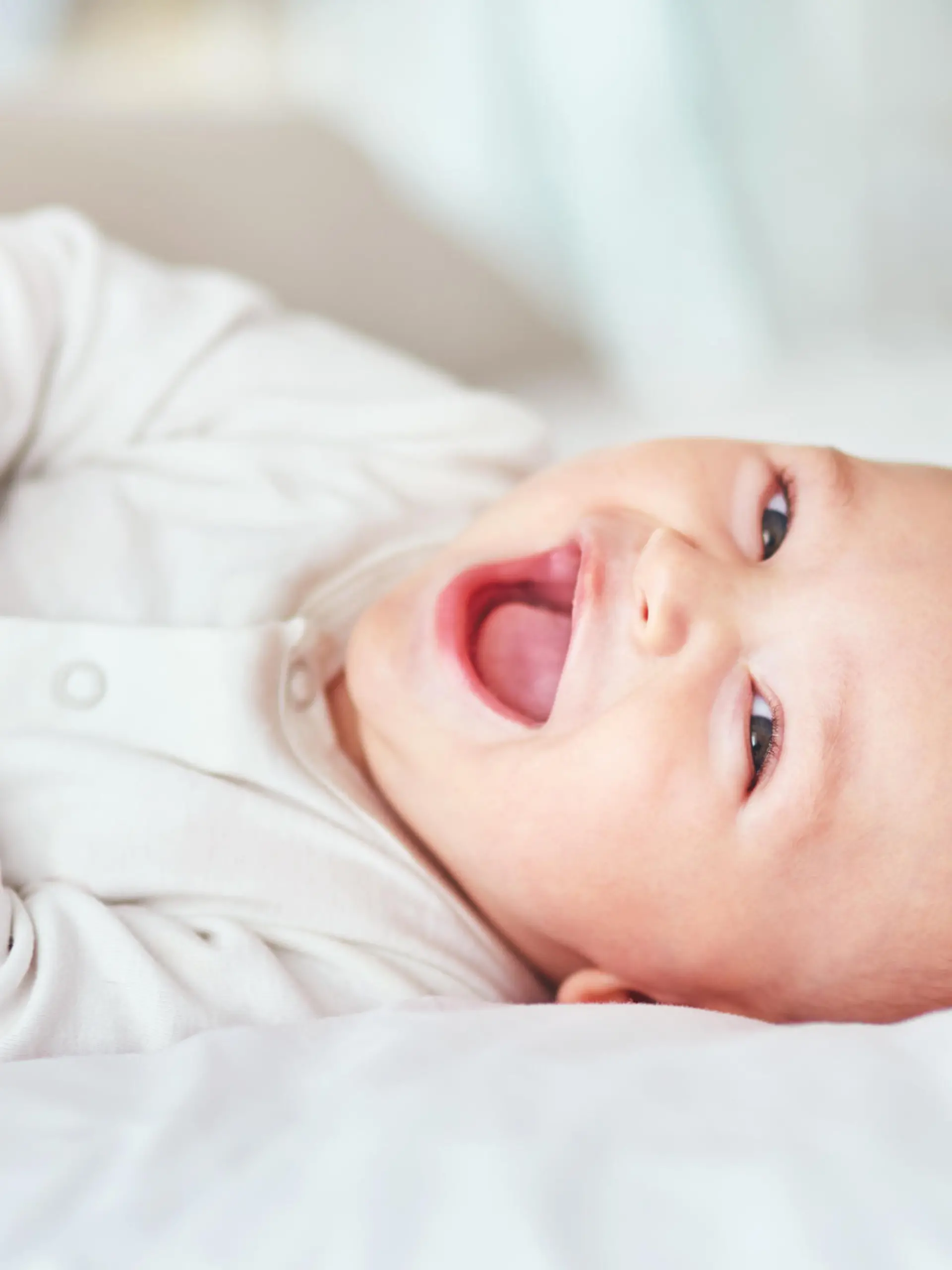 Baby lacht