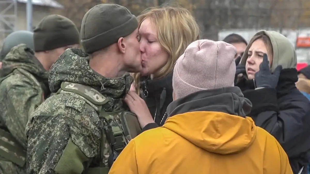 DIESES FOTO WIRD VON DER RUSSISCHEN STAATSAGENTUR TASS ZUR VERFÜGUNG GESTELLT. [RUSSIA, KOSTROMA - OCTOBER 21, 2022: This video screen grab shows a send-off ceremony for mobilised Russian Army reservists as they depart from Kostroma to the zone of Russias special military operation. Russian President Putin announced partial military mobilisation in Russia on 21 September 2022. Video grab. Best possible quality.]