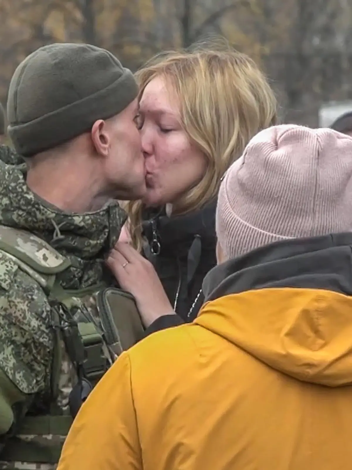DIESES FOTO WIRD VON DER RUSSISCHEN STAATSAGENTUR TASS ZUR VERFÜGUNG GESTELLT. [RUSSIA, KOSTROMA - OCTOBER 21, 2022: This video screen grab shows a send-off ceremony for mobilised Russian Army reservists as they depart from Kostroma to the zone of Russias special military operation. Russian President Putin announced partial military mobilisation in Russia on 21 September 2022. Video grab. Best possible quality.]