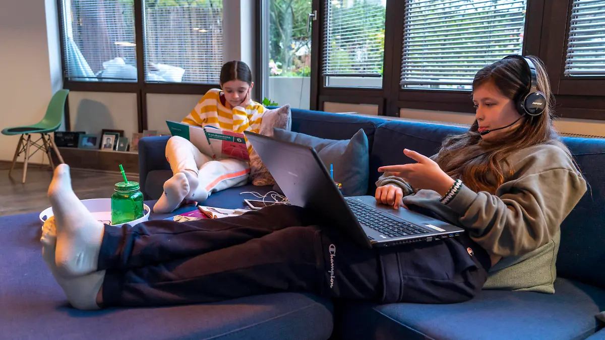Homeschooling, 2 Mädchen, Schwestern, 11 Jahre alt, lernen Zuhause, Home learning, Unterricht in der Wohnung, Fernunterricht, Chat mit Lehrern und Mitschülern über den Laptop, Tablet-PC, Symbolbild, Homeschooling *** Homeschooling, 2 girls, sisters, 11 years old, learning at home, home learning, lessons at home, distance learning, chat with teachers and classmates via laptop, tablet PC, symbol image, homeschooling
