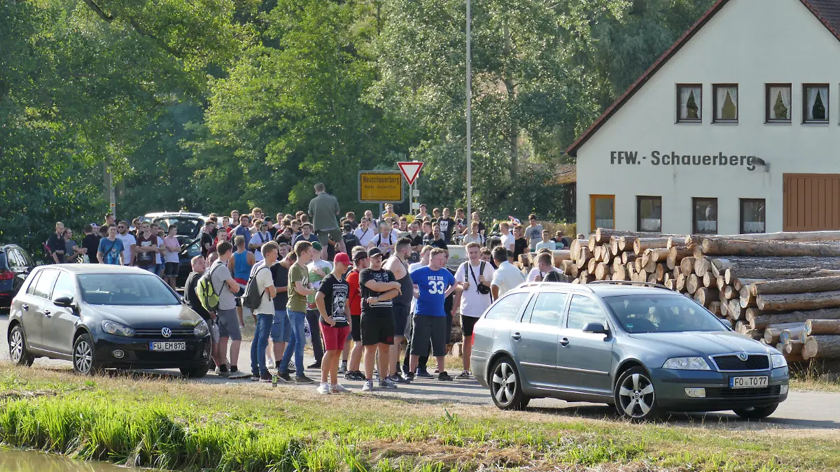 20.08.2018, Bayern, Emskirchen. Teilnehmer einer Hass-Demo gegen den Youtuber «Drachenlord». Trotz eines Versammlungsverbots waren mehrere Hundert Menschen zu der Demonstration gekommen. In den sozialen Medien hatten meist anonyme Nutzer für den Montag zu der Veranstaltung gegen den Youtuber aufgerufen. Zwischen dem Mann, der seit mehreren Jahren Videos über sein Leben veröffentlicht, und seinen Gegnern gibt es immer wieder Streit. Foto: David Oßwald/NEWS5/dpa